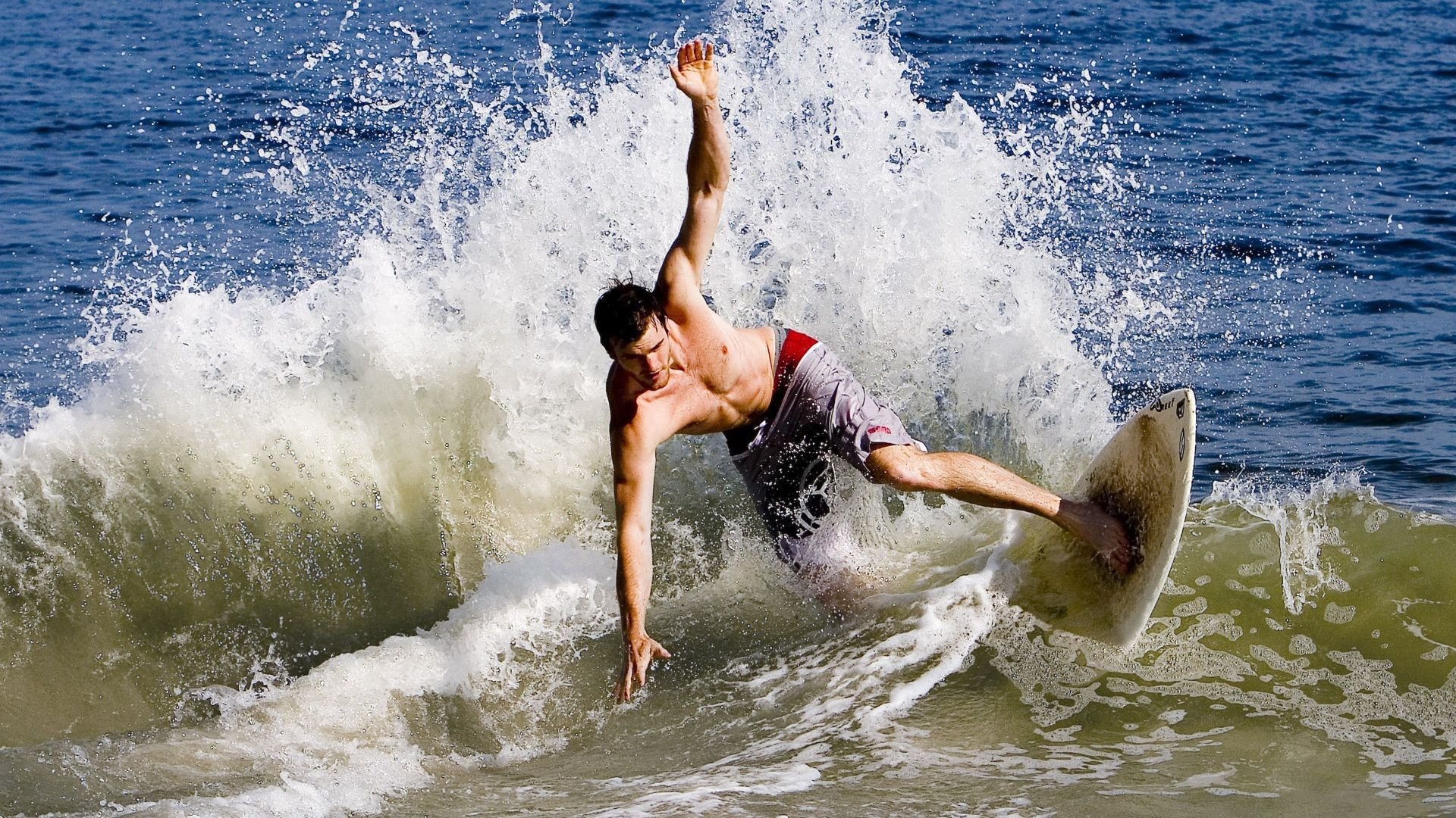 全国青少年篮球U19锦标赛 冠军队三分雨浇灭对手反扑